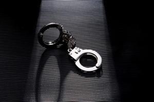 男子在鞋内藏定位器发现妻子出轨 悲剧收场