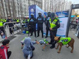 武汉市公安局举行警营开放日活动 警民同心庆佳节