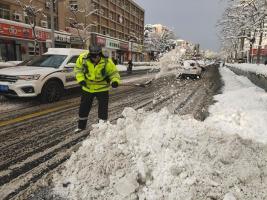 威海交警雪中坚守 “荧光黄”暖人心 严寒中的温情守护
