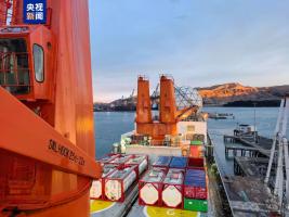 “雪龙”号靠港新西兰利特尔顿港 进行物资补给