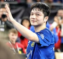 樊振东没想到！老大哥现身 小胖热情拥抱