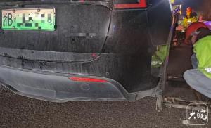 司机心存侥幸无视低电量报警 一家5口被困车内 电量耗尽致自动上锁