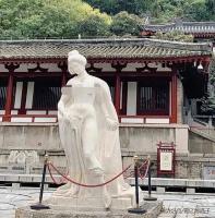 华清池贵妃裸体出浴雕像被指“不雅观”，景区回应 设计方案已审核认可