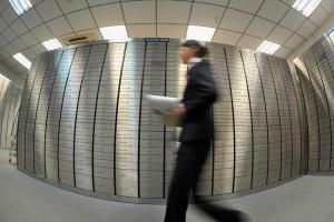 银行里的“一尺铁柜”成了抢手货 保管箱租赁热