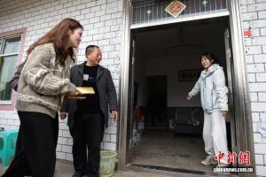 台湾同胞到“呆呆”家串门 体验刨猪汤文化