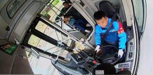 学生丢失公交卡 公交车司机暖心护童 警民携手助返家