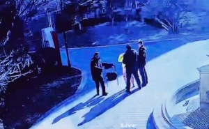 攒5万用一年救人垫钱只用0秒 北京一居民突发急症保安主动护送