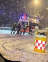 4名中学生帮交警推救护车 雪夜暖心举动获赞