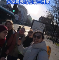 留学生法国街头为樊振东集百人祝福