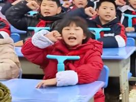 小学生放假前集体宣誓不气爸妈 童声嘹亮假期承诺