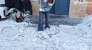 00后带头铲雪为回家过年的人清路 3位小男孩放学后主动帮忙铲积雪