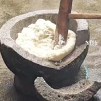 大学生打糍粑打碎“百岁粑槽” 祖传老物件意外受损