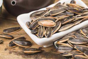 这种瓜子有毒还致癌 吃到立马吐出来 霉苦味儿别忽视