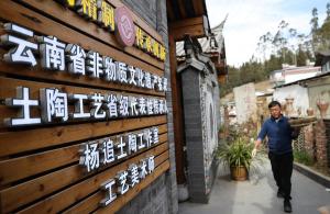 80岁老人将金手镯做成戒指送儿媳女儿 爱的传承与祝福