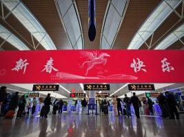 “变成中国人”在中国过春节 体验地道年味