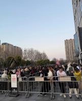 胖东来恢复营业首日有人凌晨5点排队 顾客热情高涨