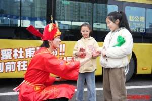大年初五在长沙街头偶遇“财神” 传统与潮流碰撞引发打卡热