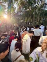 “天下第一财神庙”幽默劝返游客 前方无厕所排长队