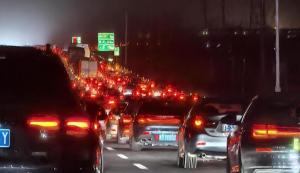 高速堵车亲历者：10小时路程开两天 春运自驾苦与乐