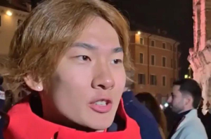 苏翊鸣说举着国旗进会场非常震撼 为祖国骄傲