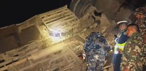 尼泊尔巴士坠河致18死 一中国人失联 事故原因待查