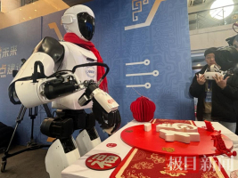 人形机器人能感知一根羽毛的重量 灵巧手展现惊人触觉