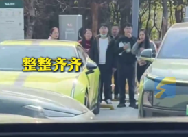 男子在高速服务区换电被众人围观