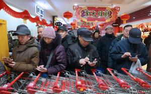 你身边老人遇到过扫码送礼骗局吗 馅饼背后的陷阱