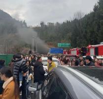 京昆高速一隧道内车辆自燃 救援及时现场已疏通