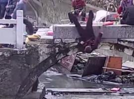 老人坐无护栏桥头不慎落水 城管飞奔救人