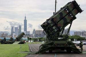 美媒称特朗普政府“暂停”对台军售 避免激怒中国