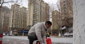 热心男子在路边公益拔钉 为行人清除隐患