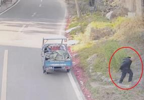 一老人失联民警用无人机找到 空地协同高效救援