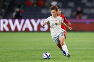 王霜回应进球后为啥掩面 三次良机未把握