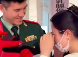 这一幕看哭了！武警战士悄悄现身产检医院家人泪目