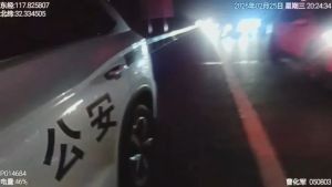 女子突发癔症欲跳车交警紧急救助 高速路上的生死时速