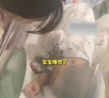 男童吃花生呛到窒息脑部受损 妈妈隔高压氧舱哄孩子睡觉边唱边哭