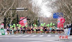 8000名女性用奔跑庆祝妇女节 展现活力与风采