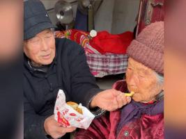 92岁老人去看望他94岁的姐姐 温暖亲情跨越岁月