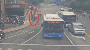 外卖小哥一个举动救下600多户人家 平凡中的温暖与担当