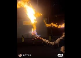 女演员回应生日表演喷火被烧伤 网红玩法隐患大