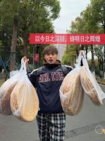 新疆同学请全班吃脸盆大的馕 分享家乡的味道