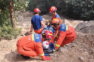 男子登山不慎滑倒 多方救援 装备不当险酿祸