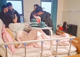 老师生娃班里四个男生探望 网友：成绩永远不是衡量一个人的标准