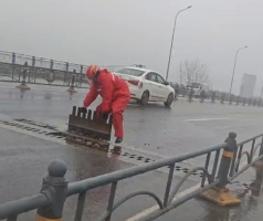 骑手雨中徒手复位数十斤钢板 暖心举动获点赞