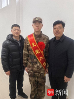 文凭待发先开证明 小伙终圆从军梦 红色家庭传承志向