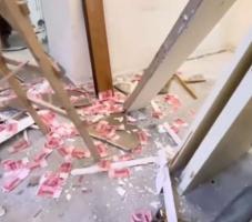 房东现金放吊顶夹层装修时掉出 意外发现两万余元