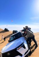 于东来在沙漠越野翻车了？目击者：过“刀锋”时汽车侧气帘弹出并没翻车，人也没事 虚惊一场平安无事