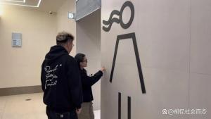 律师解读女子在私密场所全裸被看光 健身房隐私纠纷引热议