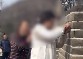 女子用剪刀八达岭长城上刻字 景区派出所介入处置